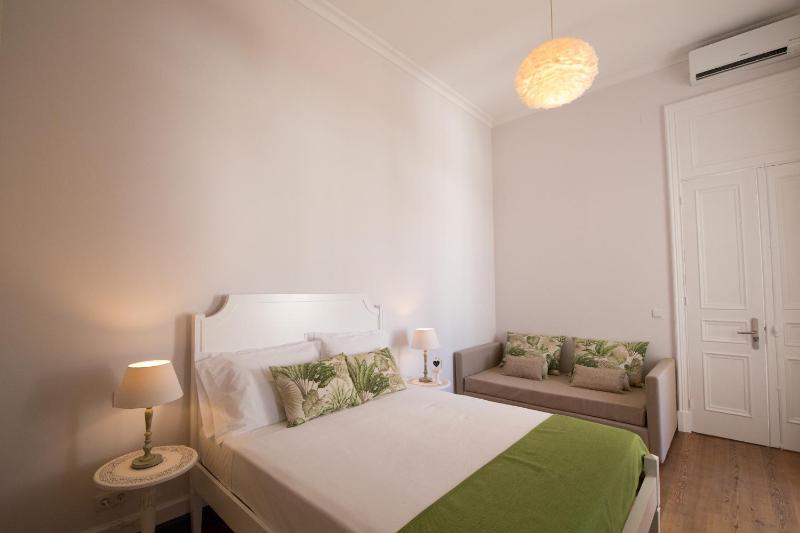 Deluxe Double Room with Extra Bed image 4