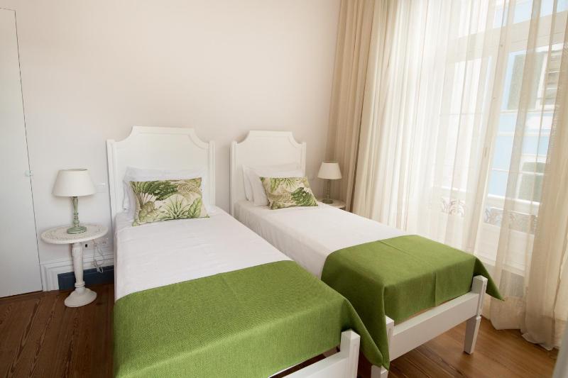 Superior Twin Room image 4