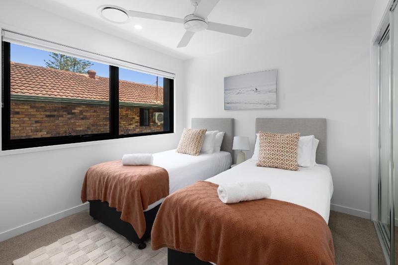 Beach Townhouse 3BR with Parking and Views - image 14
