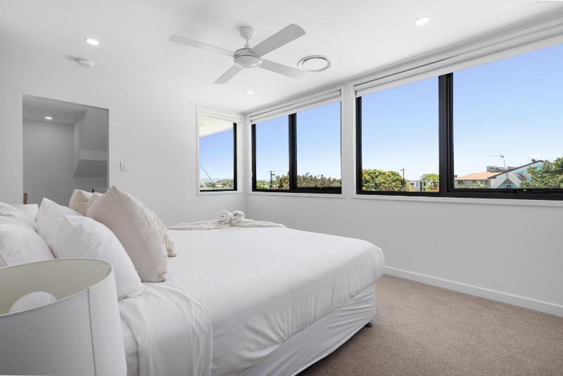 Beach Townhouse 3BR with Parking and Views - image 10