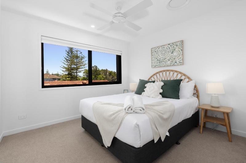 Beach Townhouse 3BR with Parking and Views - image 6