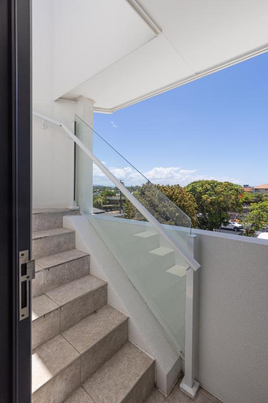 Beach Townhouse 3BR with Parking and Views - image 16