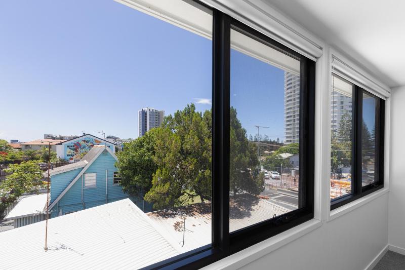 Beach Townhouse 3BR with Parking and Views - image 4