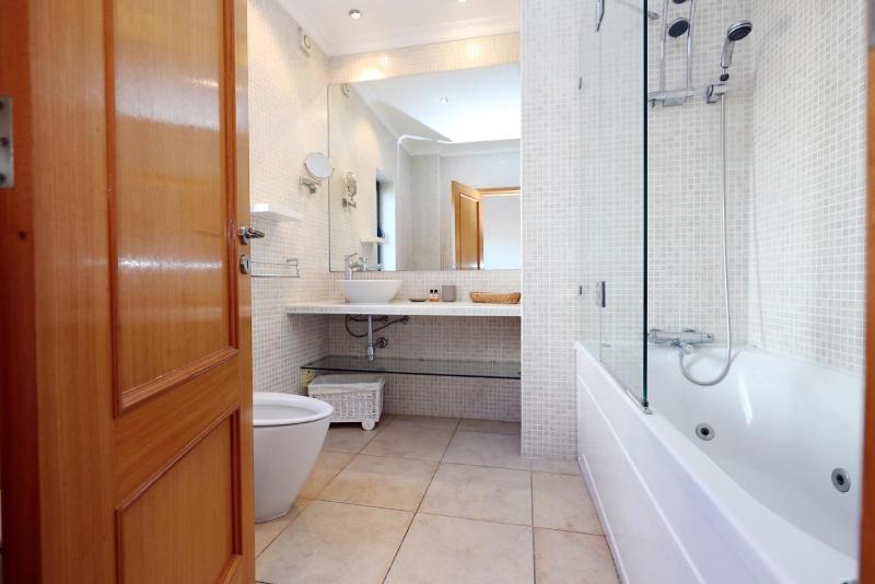 B80 - Gideon Albasol 2 Bed Apartment in Lagos - image 15
