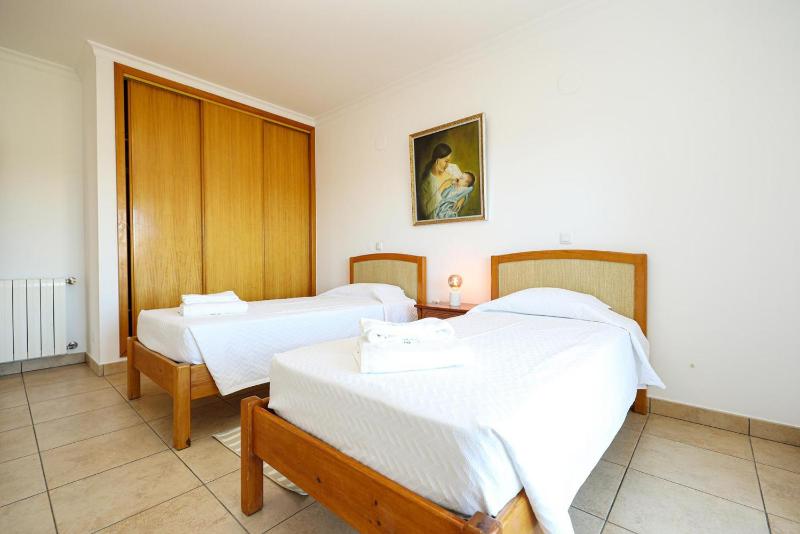 B80 - Gideon Albasol 2 Bed Apartment in Lagos - image 10