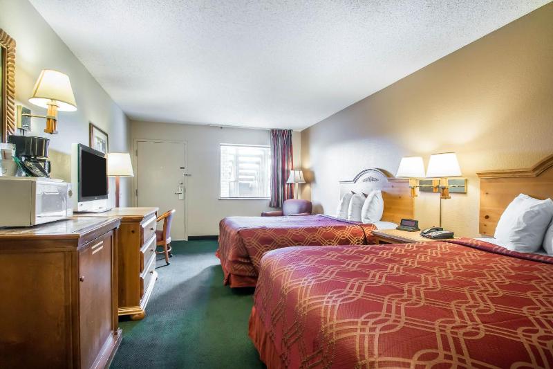 Double Room with Two Double Beds - Smoking image 3