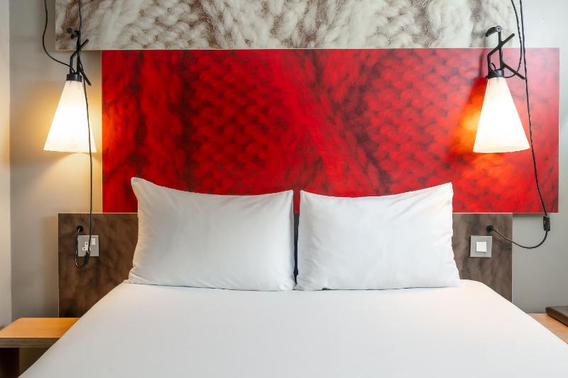 ibis Portsmouth - image 2