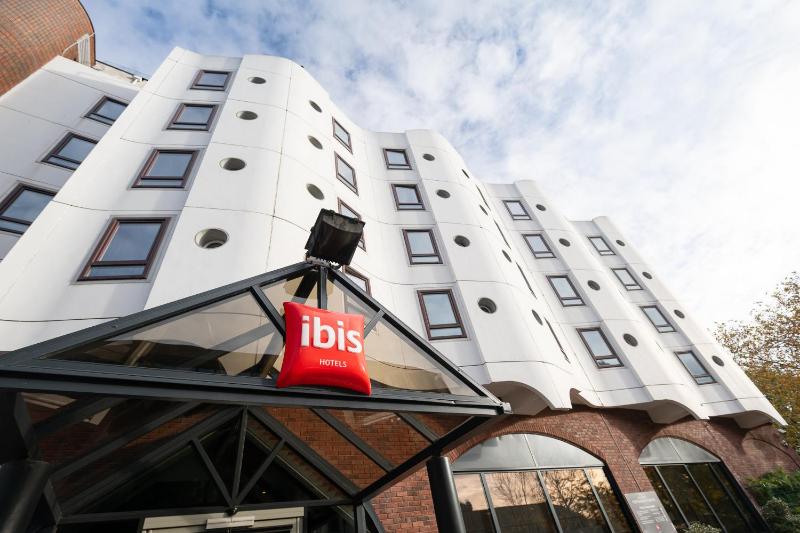 ibis Portsmouth - image 4