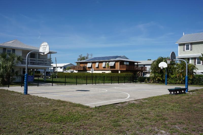 Anna Maria Island Tree House Pet Friendly! - image 3