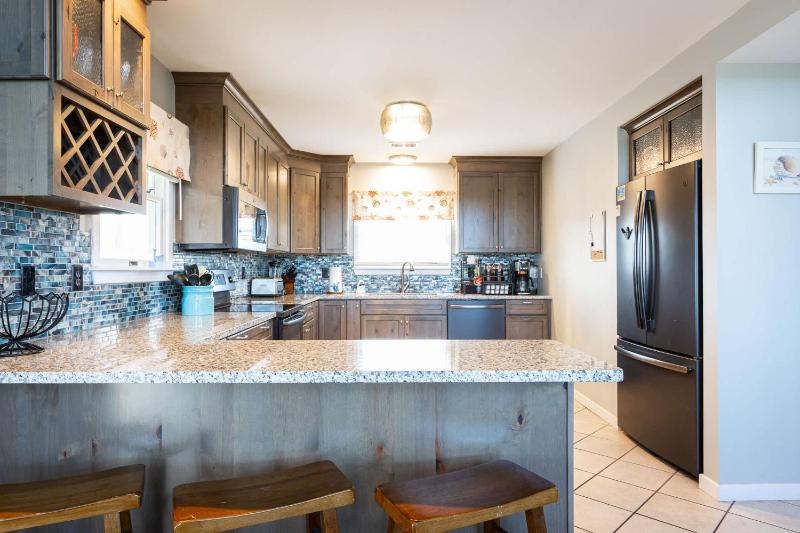 New Listing Pool Hot Tub & 2-Min Walk to Beach - image 12