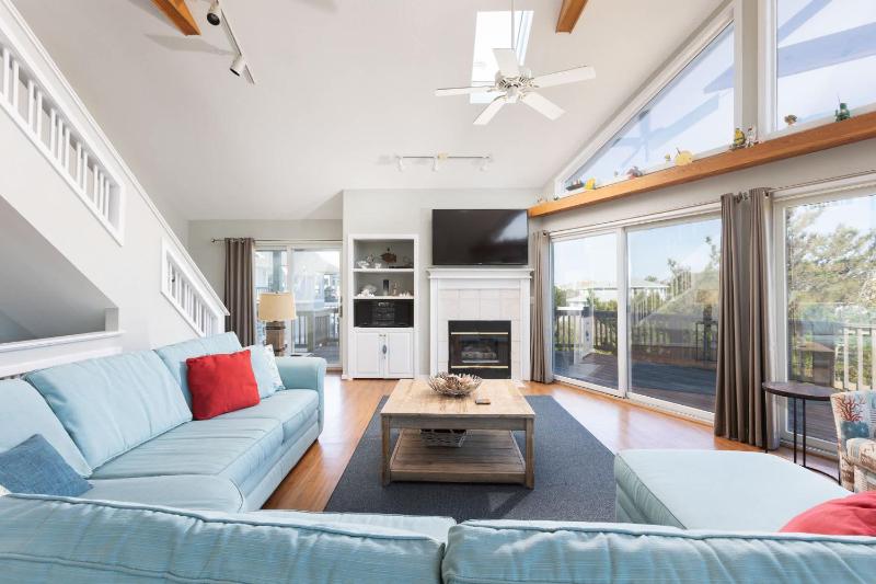 New Listing Pool Hot Tub & 2-Min Walk to Beach - image 16