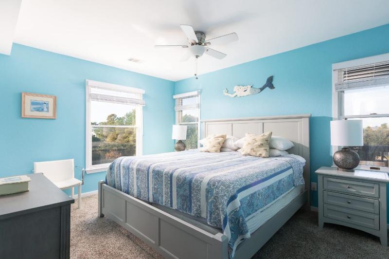 New Listing Pool Hot Tub & 2-Min Walk to Beach - image 28