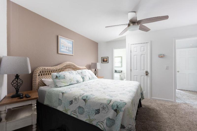 New Listing Pool Hot Tub & 2-Min Walk to Beach - image 14