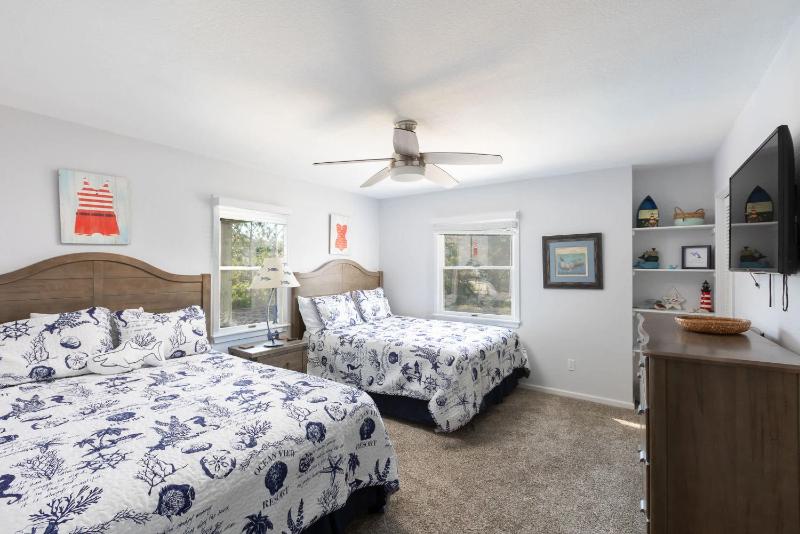 New Listing Pool Hot Tub & 2-Min Walk to Beach - image 23