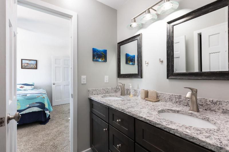 New Listing Pool Hot Tub & 2-Min Walk to Beach - image 7