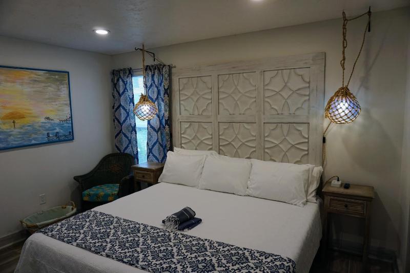 Anna Maria Island Beach Shack Pet Friendly! - image 25