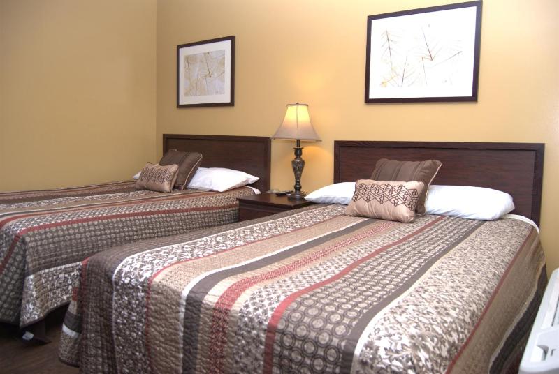 Two Double Beds with Exterior Door - Smoking image 3