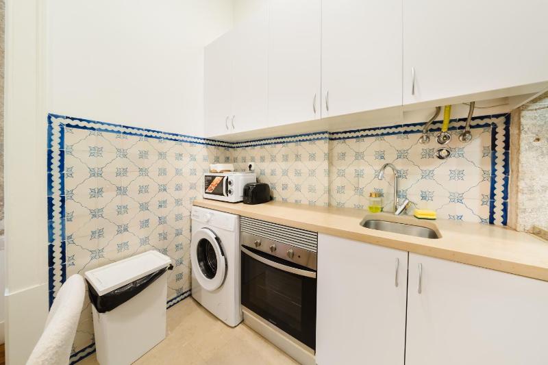 Central Lisbon Gem Modern Apt for 8 Guests wAC - image 16