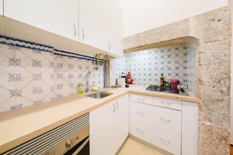 Central Lisbon Gem Modern Apt for 8 Guests wAC - image 3
