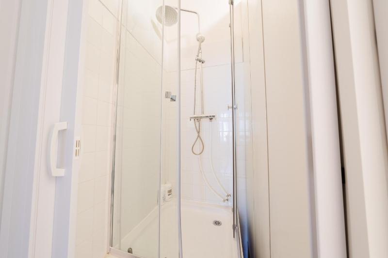 Stylish Central Lisbon 5BR Apartment wAC - image 6
