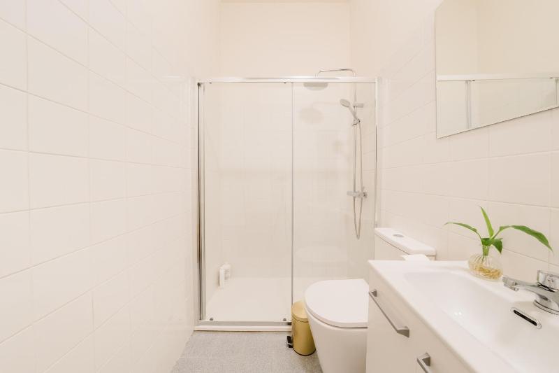 Stylish Central Lisbon 5BR Apartment wAC - image 13