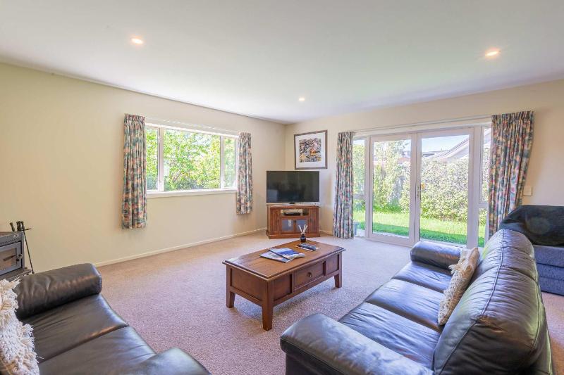 Farrant Family Escape Roomy Wanaka Retreat - image 6