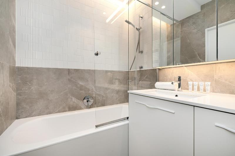 Elegant Apartment Katowice with Parking & AC by Noclegi Renters - image 8