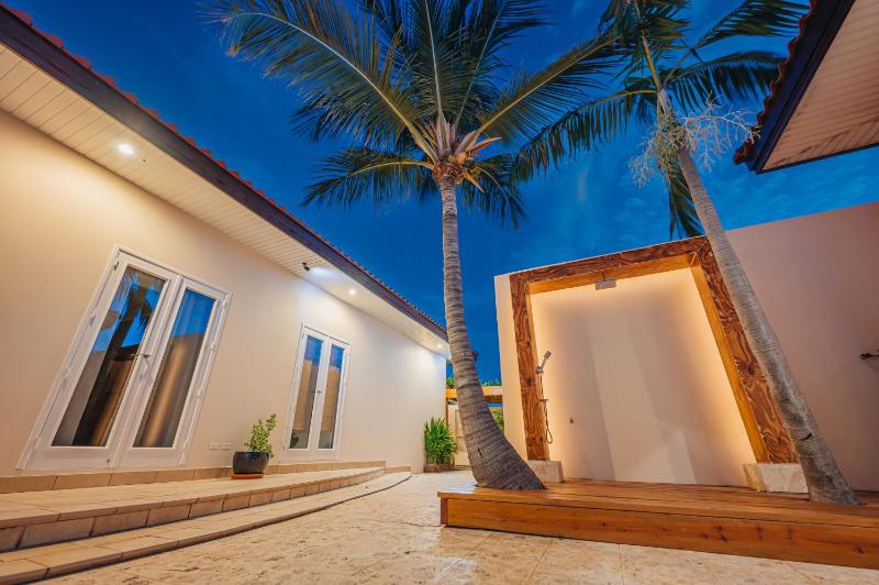 Luxury Villa|2 min Eagle Beach| HotTub| Pool| Gym - image 10