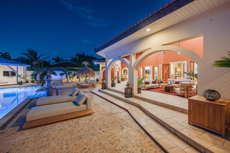 Luxury Villa|2 min Eagle Beach| HotTub| Pool| Gym - image 3