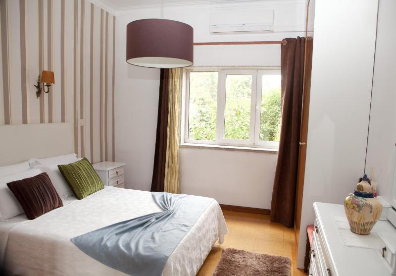 Double Room with cot image 2