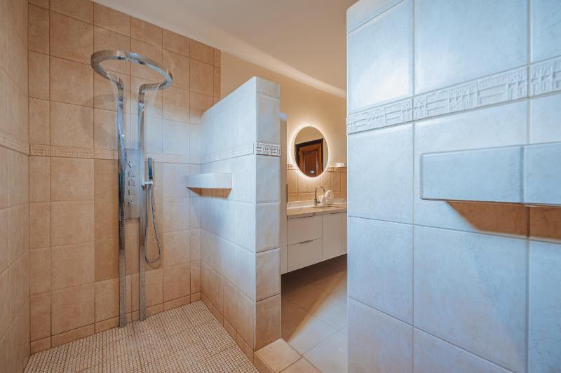 Luxury Villa|2 min Eagle Beach| HotTub| Pool| Gym - image 14