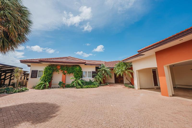 Luxury Villa|2 min Eagle Beach| HotTub| Pool| Gym - image 13