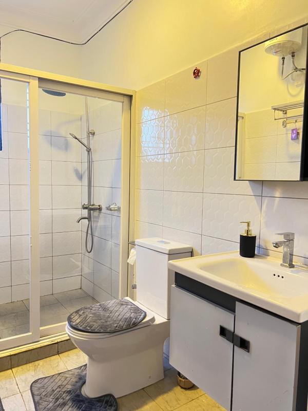 Modern 2- Bedroom Apartment for Long Stays - image 3