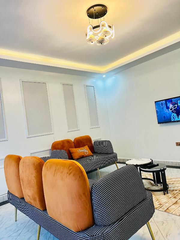 Modern 2- Bedroom Apartment for Long Stays - image 12