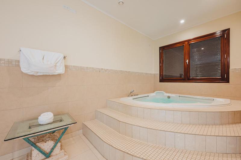 Luxury Villa|2 min Eagle Beach| HotTub| Pool| Gym - image 12
