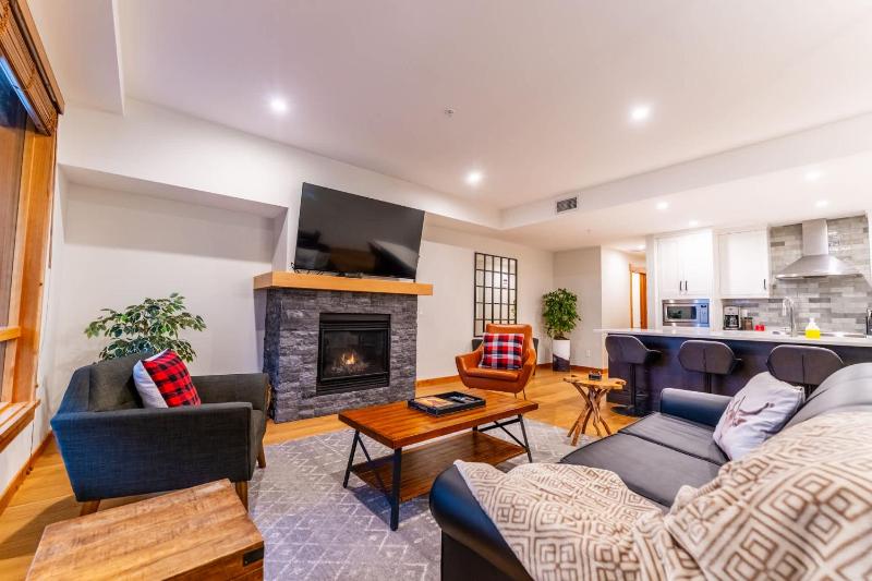 Alpine Chic - two-story mtn escape near downtown - image 43