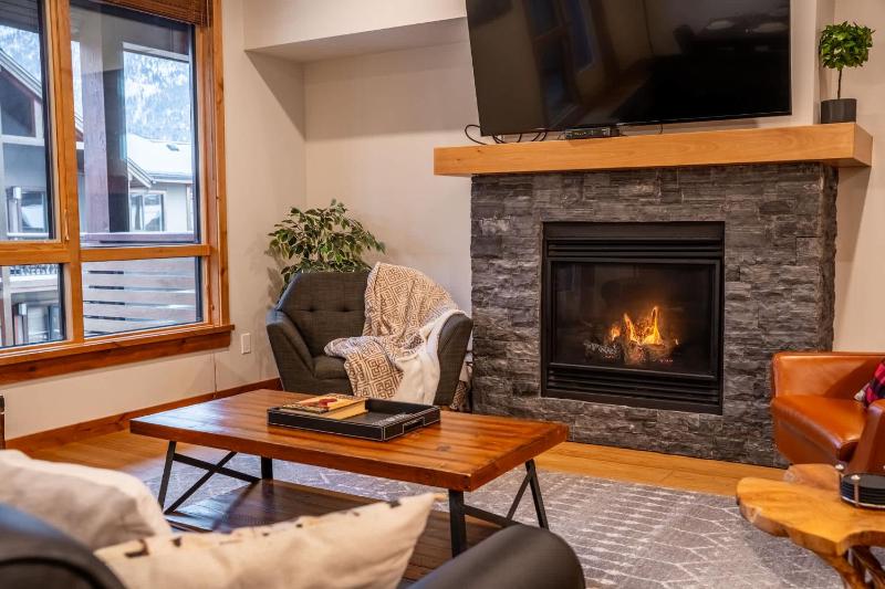 Alpine Chic - two-story mtn escape near downtown - image 19