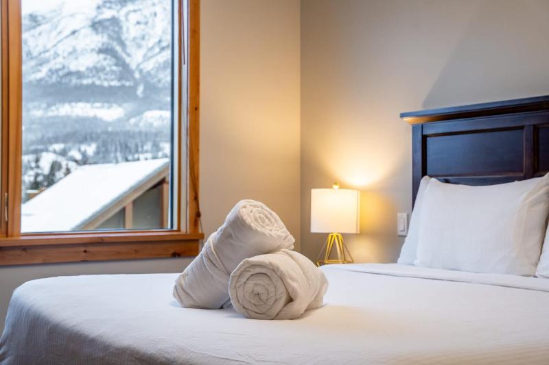 Alpine Chic - two-story mtn escape near downtown - image 29