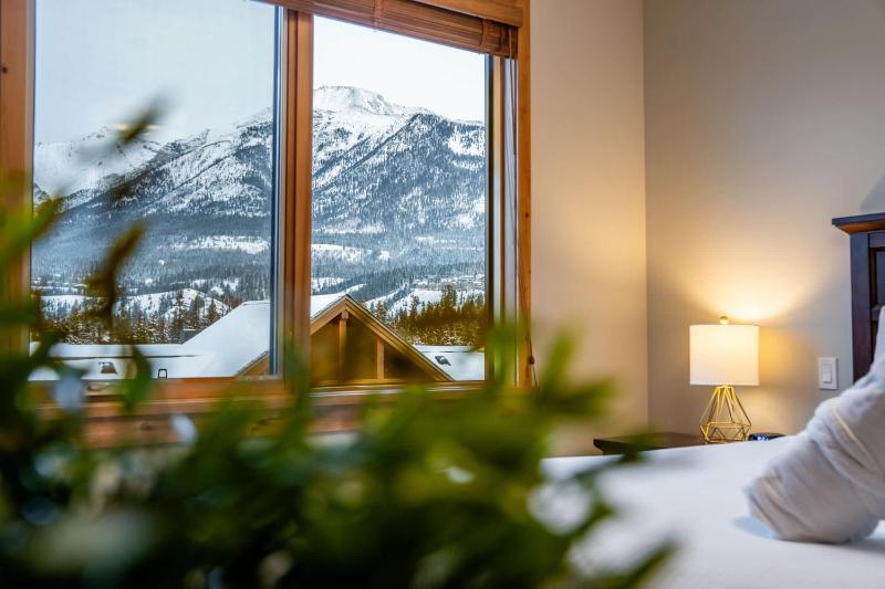 Alpine Chic - two-story mtn escape near downtown - image 32