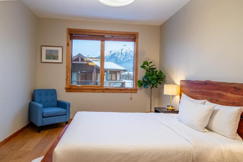 Alpine Chic - two-story mtn escape near downtown - image 30