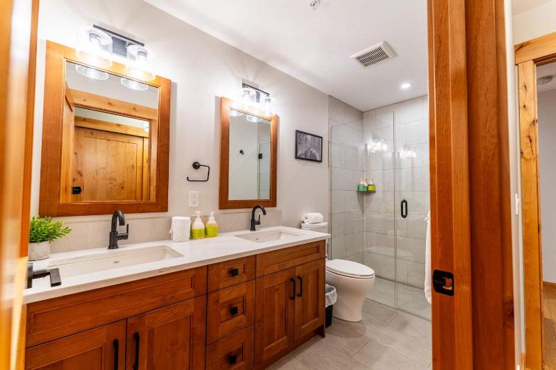 Alpine Chic - two-story mtn escape near downtown - image 34