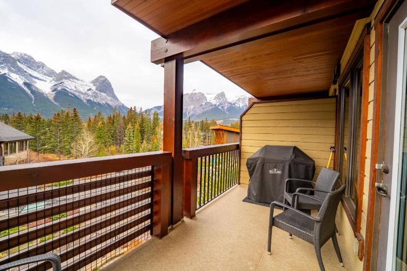 Rundle Range Retreat Lux Mtn View Condo near dt - image 26