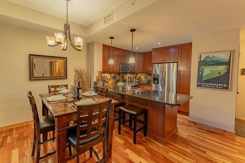 Rundle Range Retreat Lux Mtn View Condo near dt - image 25