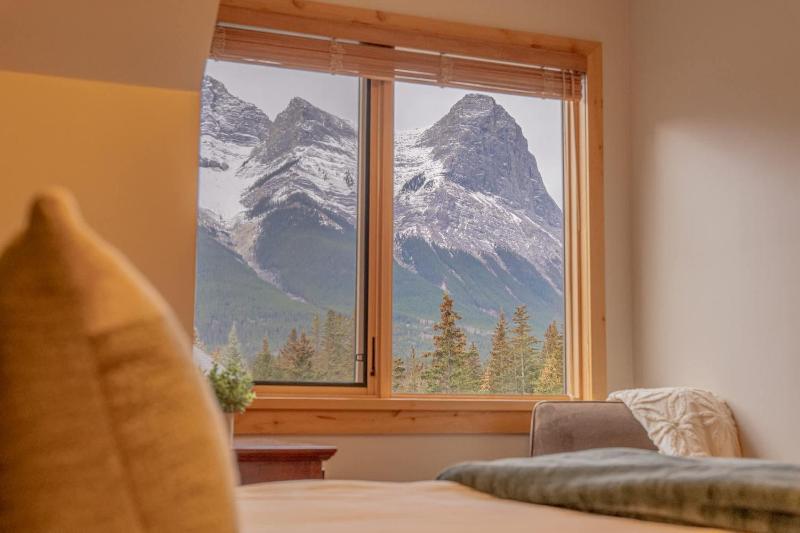 Rundle Range Retreat Lux Mtn View Condo near dt - image 28
