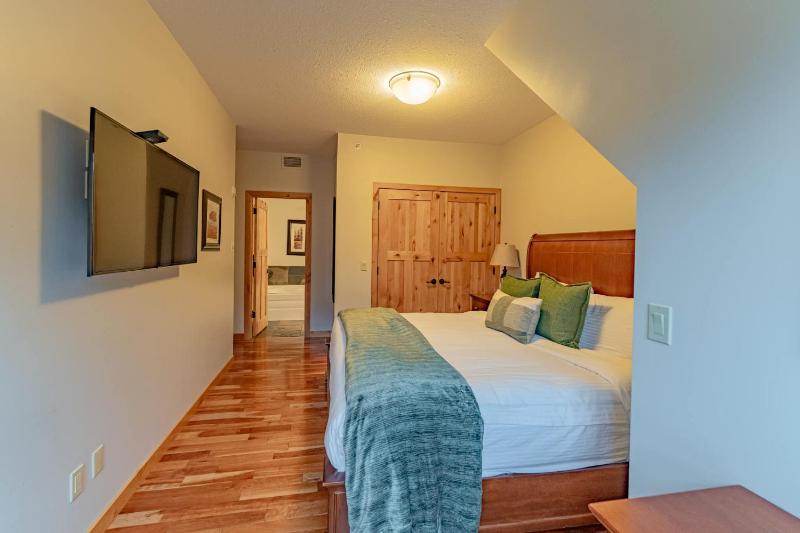 Rundle Range Retreat Lux Mtn View Condo near dt - image 11