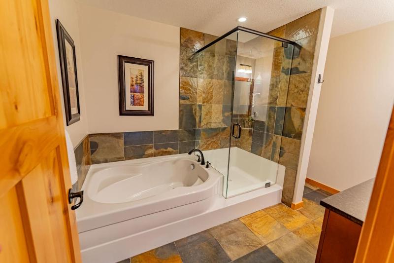Rundle Range Retreat Lux Mtn View Condo near dt - image 33