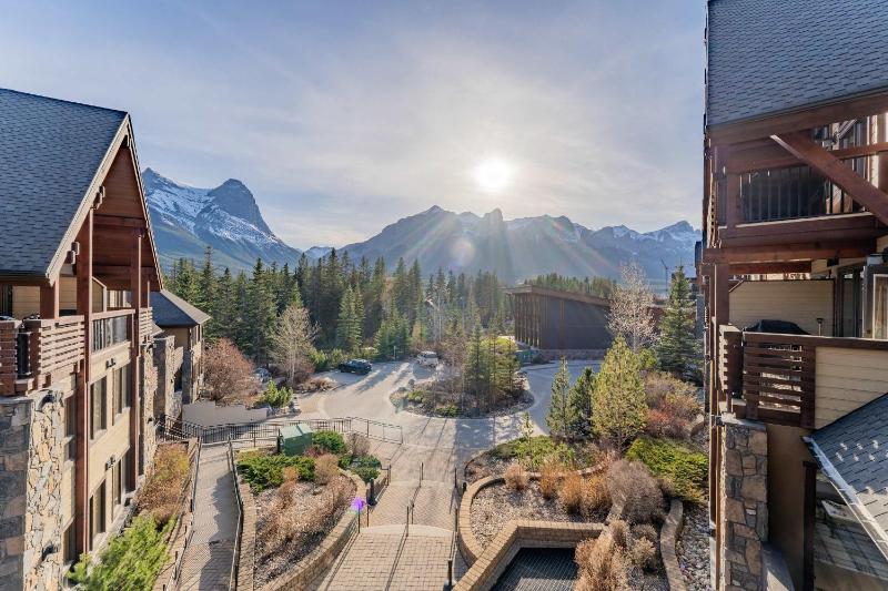 Rundle Range Retreat Lux Mtn View Condo near dt - image 19