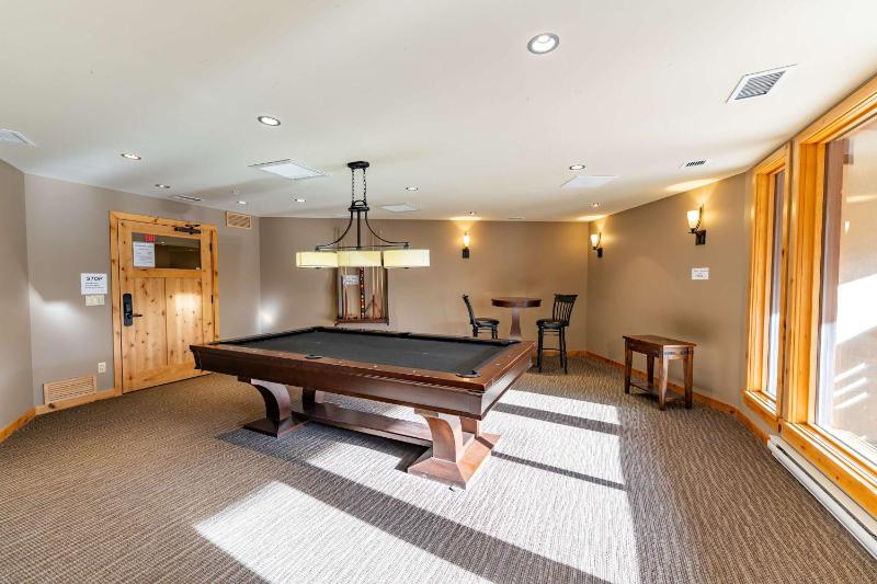 Rundle Range Retreat Lux Mtn View Condo near dt - image 32