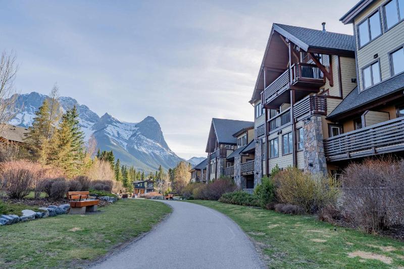 Rundle Range Retreat Lux Mtn View Condo near dt - image 17