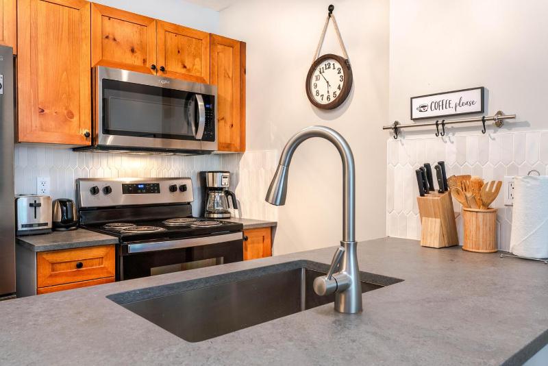1BR+Sofabed | Deer Lodge | Epic Village Location | Covered Patio | Ski Locker | Fireplace | Parking - image 20